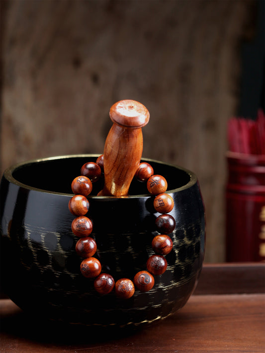 this bracelet merges the secret Nine-Character Mantra, the protection of the Six Jia Divine Generals, and the ultimate yang energy of thunderstruck wood into one. This bracelet is crafted from specially selected natural thunderstruck wood from Longhu Mountain; the wood itself embodies the destructive and regenerative power of lightning, and its energy is exceptionally fierce and potent.