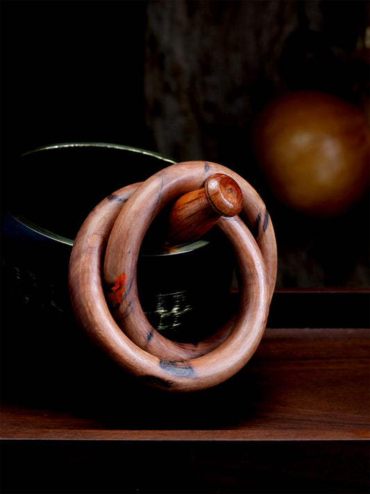 The material of this Heaven and Earth Circle has been tempered by celestial thunder. The lightning scars are the tracks of its energy, and the lightning char is the core of the thunder's power. The coexistence of both imbues this ritual implement with a natural, awe-inspiring force of the ultimate yang.