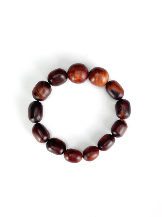 This piece is crafted from over 600-year-old wild thunderstruck jujube wood from the Zhongnan Mountains. Adhering to the principle of "The Tao Follows Nature," this bracelet is masterfully created in a free-form style. It is not excessively carved, preserving the natural contours and lightning marks of the wood. Every single bead has a unique shape with a flowing wood grain, fully expressing a raw, simple, and ancient beauty.