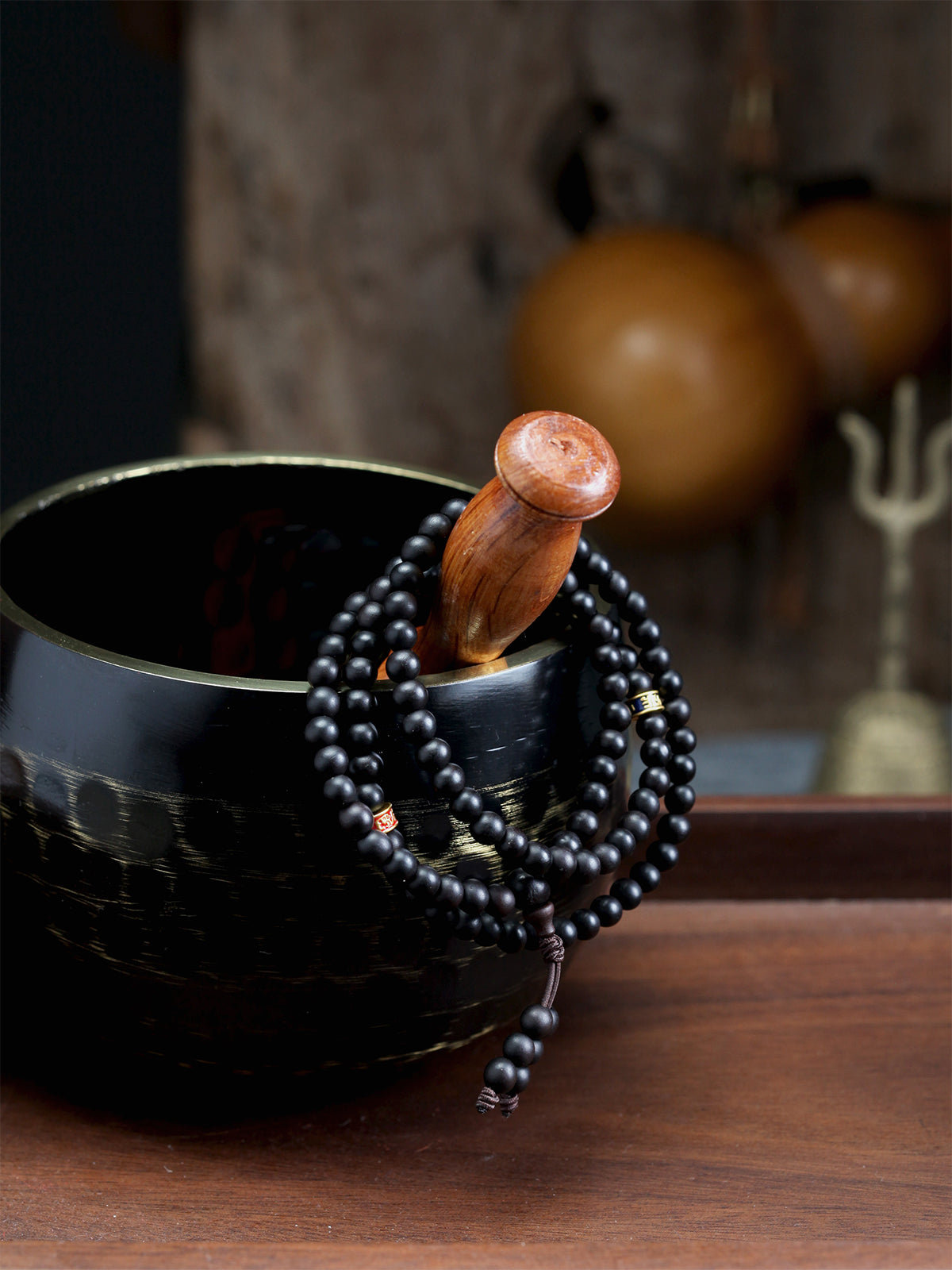 This piece is crafted from 800-year-old purely wild thunderstruck jujube wood from the Zhongnan Mountains, meticulously made from select "lightning-charred" sections where the thunder's energy is most concentrated. Lightning-charred wood is the absolute core of the lightning strike; the wood is carbonized, yet its spiritual essence remains intact.