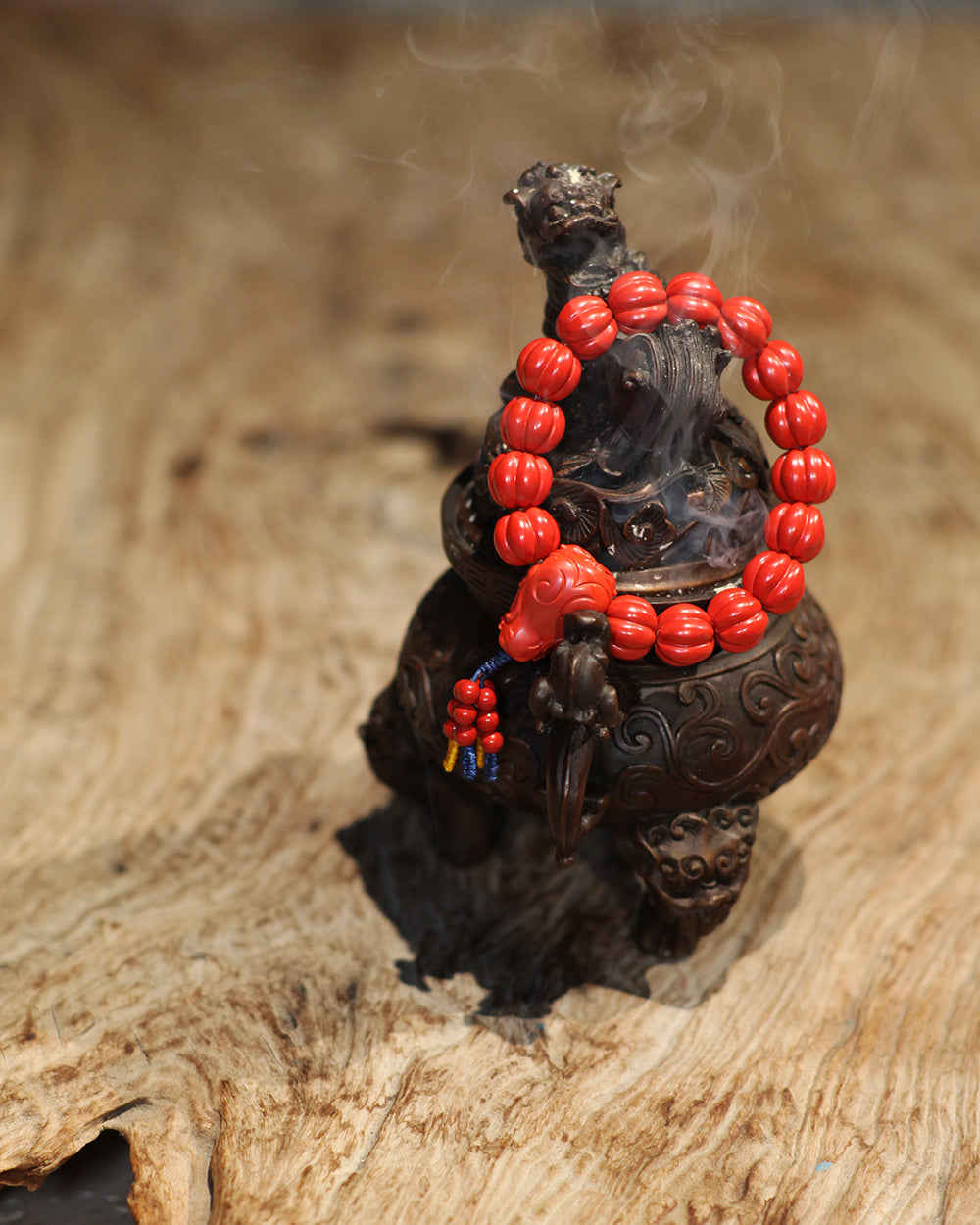 this piece merges the energies of authority, abundance, and protection from Eastern wisdom into one. Crafted from refined cinnabar into the dual forms of a pumpkin and a dragon head, it fuses the profound mystery of the Tao's natural way into a small space. It is an energy accessory that embodies a thousand-year spiritual tradition and contemporary craftsmanship.