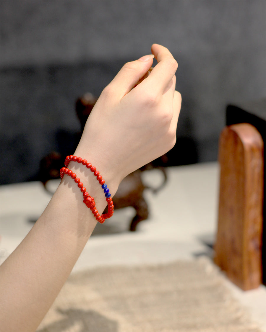 this piece merges the dual-luck energy of the Eastern fortune cat and the Western gemstone of wealth. The Fortune Cat beckons good fortune, the Lapis Lazuli unlocks financial wisdom, and the Cinnabar guards your peace. It is a composite-energy ritual implement that transcends cultural boundaries.