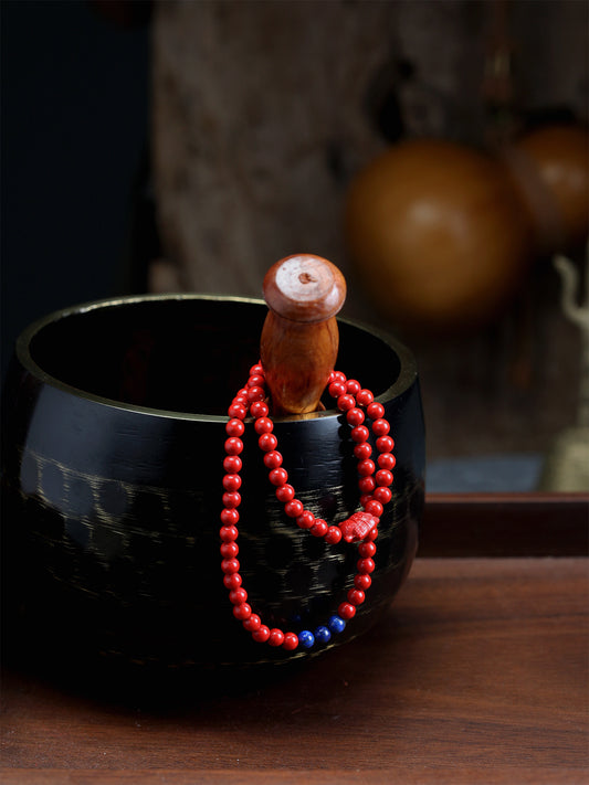 this piece merges the dual-luck energy of the Eastern fortune cat and the Western gemstone of wealth. The Fortune Cat beckons good fortune, the Lapis Lazuli unlocks financial wisdom, and the Cinnabar guards your peace. It is a composite-energy ritual implement that transcends cultural boundaries.