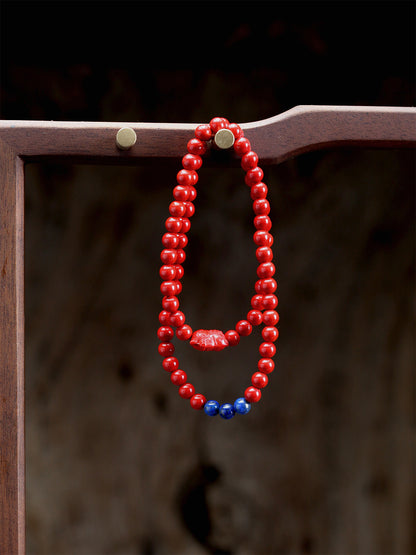 this piece merges the dual-luck energy of the Eastern fortune cat and the Western gemstone of wealth. The Fortune Cat beckons good fortune, the Lapis Lazuli unlocks financial wisdom, and the Cinnabar guards your peace. It is a composite-energy ritual implement that transcends cultural boundaries.