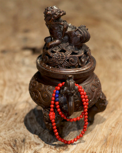 this piece merges the dual-luck energy of the Eastern fortune cat and the Western gemstone of wealth. The Fortune Cat beckons good fortune, the Lapis Lazuli unlocks financial wisdom, and the Cinnabar guards your peace. It is a composite-energy ritual implement that transcends cultural boundaries.