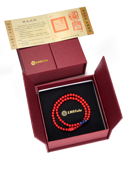 this piece merges the dual-luck energy of the Eastern fortune cat and the Western gemstone of wealth. The Fortune Cat beckons good fortune, the Lapis Lazuli unlocks financial wisdom, and the Cinnabar guards your peace. It is a composite-energy ritual implement that transcends cultural boundaries.