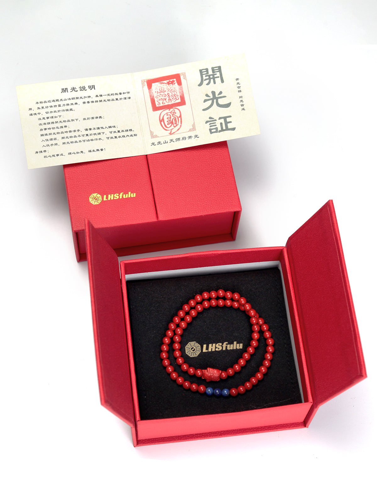 this piece merges the dual-luck energy of the Eastern fortune cat and the Western gemstone of wealth. The Fortune Cat beckons good fortune, the Lapis Lazuli unlocks financial wisdom, and the Cinnabar guards your peace. It is a composite-energy ritual implement that transcends cultural boundaries.