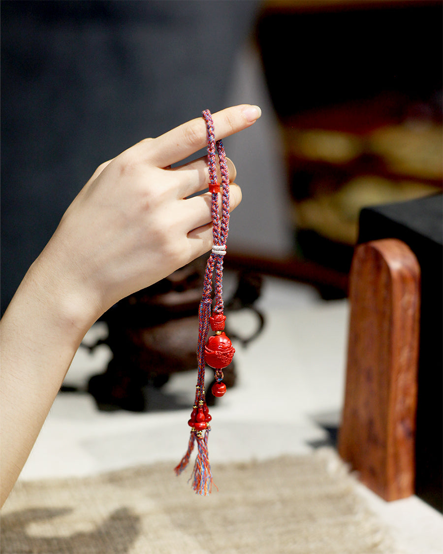 this piece merges the Eastern Fortune Cat with Western symbols of luck. The Fortune Cat beckons good fortune, the Golden Bell purifies negative energy, and the Gourd gathers all forms of wealth. It is a composite-energy charm that transcends cultural boundaries. The charm's design is both playful and spiritual, satisfying modern aesthetics while inheriting the protection of a thousand-year spiritual tradition.