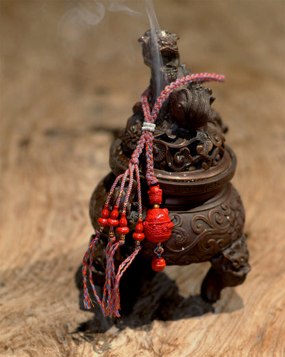 this piece merges the Eastern Fortune Cat with Western symbols of luck. The Fortune Cat beckons good fortune, the Golden Bell purifies negative energy, and the Gourd gathers all forms of wealth. It is a composite-energy charm that transcends cultural boundaries. The charm's design is both playful and spiritual, satisfying modern aesthetics while inheriting the protection of a thousand-year spiritual tradition.