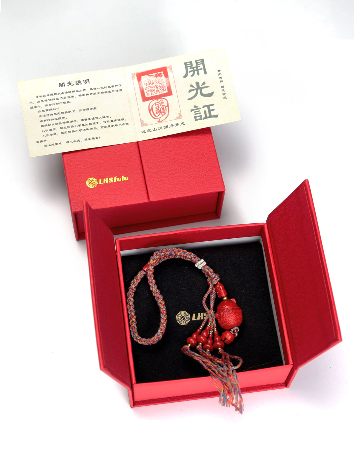 this piece merges the Eastern Fortune Cat with Western symbols of luck. The Fortune Cat beckons good fortune, the Golden Bell purifies negative energy, and the Gourd gathers all forms of wealth. It is a composite-energy charm that transcends cultural boundaries. The charm's design is both playful and spiritual, satisfying modern aesthetics while inheriting the protection of a thousand-year spiritual tradition.