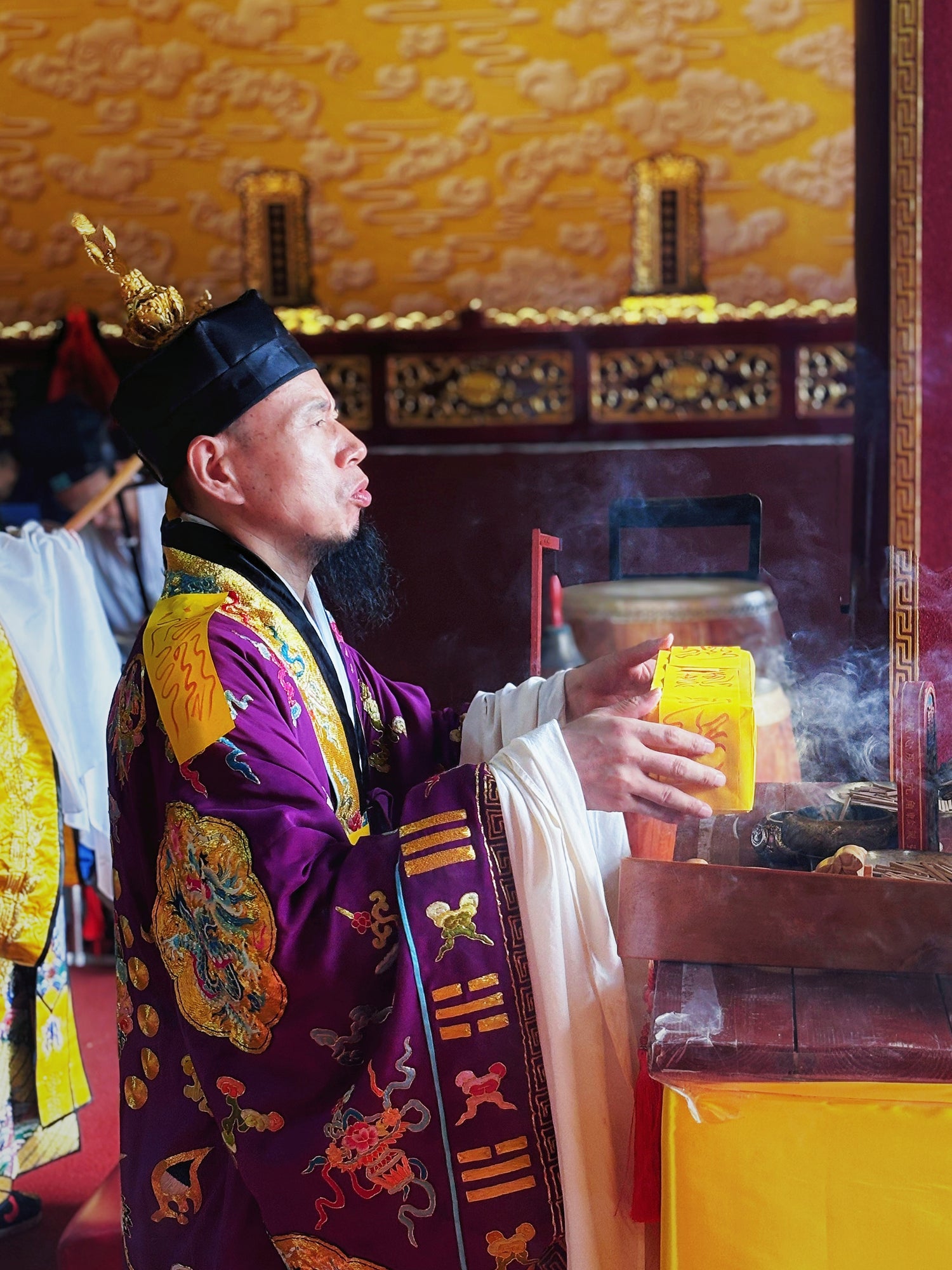 Grandmaster Wang Luohai was ordained into the Taoist priesthood at the Celestial Master’s Mansion on Longhu Mountain in 1995 and began his discipleship under He Dinghuan, the Grand Judge of the 63rd Celestial Master’s Mansion. 