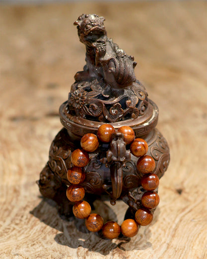 this piece merges the power of the Tiangang (Big Dipper), the secret mantra of the Ten-Character Heavenly Scripture, and the ultimate yang energy of thunderstruck wood into one. This features the demon-quelling secret mantra personally transmitted by the ancestral Celestial Master Zhang Daoling. Every character contains the primordial Qi of the Three Pure Ones, and every bead holds the nine-colored radiant light. It is a sacred object specially crafted for modern individuals to pacify the soul and settle th