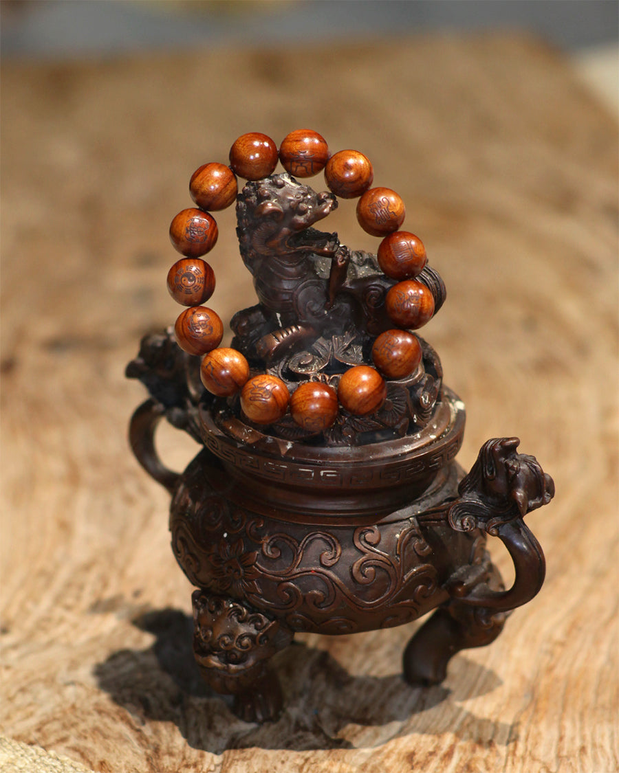  this bracelet merges the secret Nine-Character Mantra, the protection of the Six Jia Divine Generals, and the ultimate yang energy of thunderstruck wood into one. This bracelet is crafted from specially selected natural thunderstruck wood from Longhu Mountain; the wood itself embodies the destructive and regenerative power of lightning, and its energy is exceptionally fierce and potent.