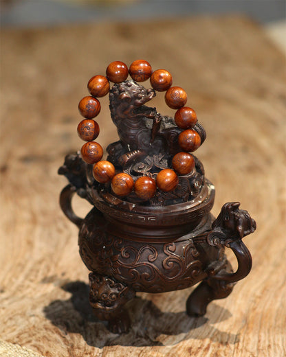  this bracelet merges the secret Nine-Character Mantra, the protection of the Six Jia Divine Generals, and the ultimate yang energy of thunderstruck wood into one. This bracelet is crafted from specially selected natural thunderstruck wood from Longhu Mountain; the wood itself embodies the destructive and regenerative power of lightning, and its energy is exceptionally fierce and potent.