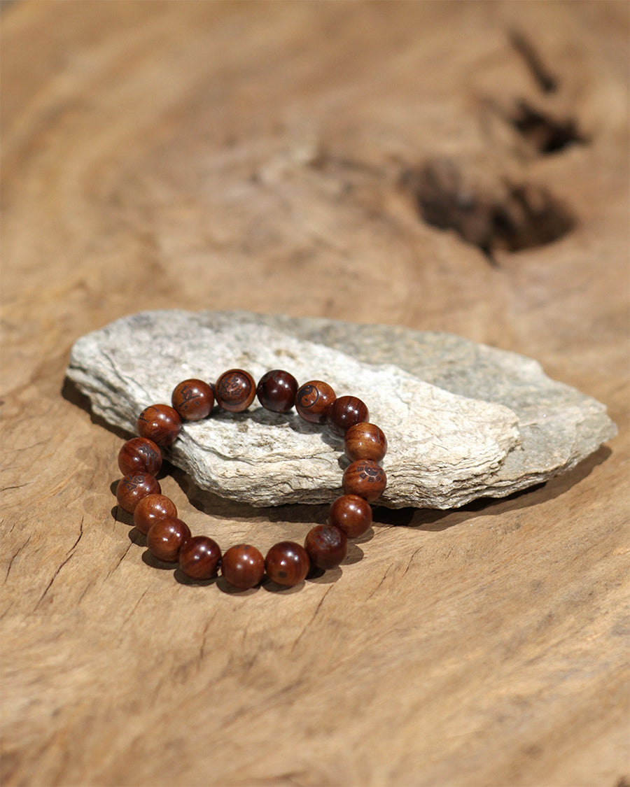  this bracelet merges the secret Nine-Character Mantra, the protection of the Six Jia Divine Generals, and the ultimate yang energy of thunderstruck wood into one. This bracelet is crafted from specially selected natural thunderstruck wood from Longhu Mountain; the wood itself embodies the destructive and regenerative power of lightning, and its energy is exceptionally fierce and potent.