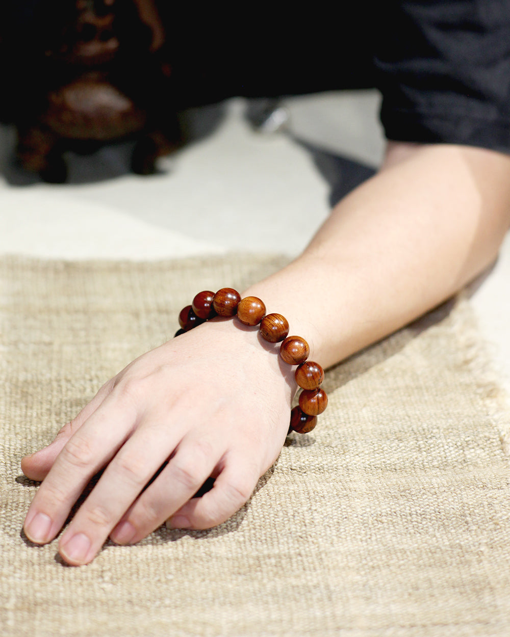  this bracelet merges the secret Nine-Character Mantra, the protection of the Six Jia Divine Generals, and the ultimate yang energy of thunderstruck wood into one. This bracelet is crafted from specially selected natural thunderstruck wood from Longhu Mountain; the wood itself embodies the destructive and regenerative power of lightning, and its energy is exceptionally fierce and potent.