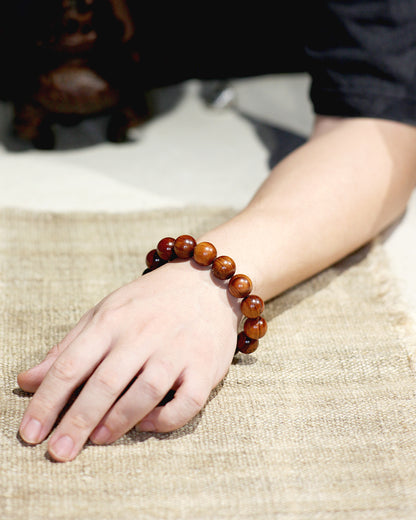  this bracelet merges the secret Nine-Character Mantra, the protection of the Six Jia Divine Generals, and the ultimate yang energy of thunderstruck wood into one. This bracelet is crafted from specially selected natural thunderstruck wood from Longhu Mountain; the wood itself embodies the destructive and regenerative power of lightning, and its energy is exceptionally fierce and potent.