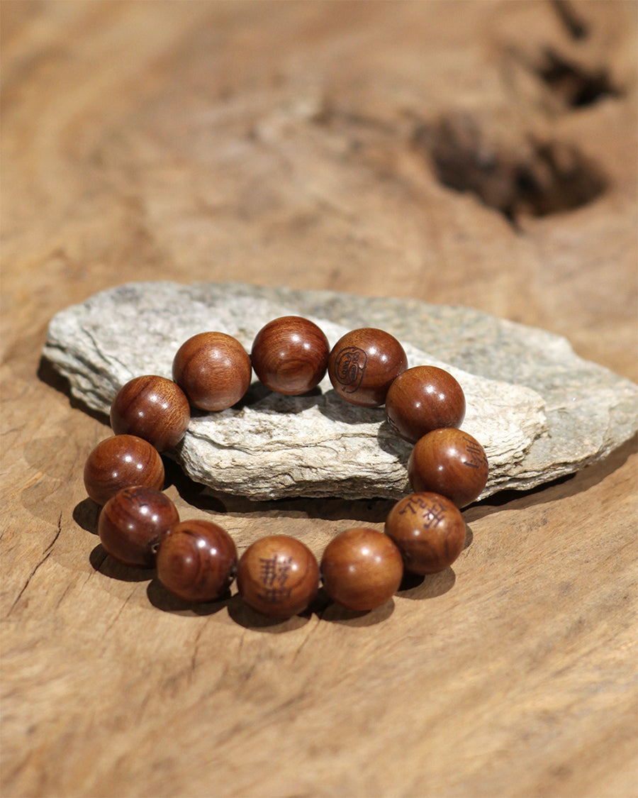 This bracelet is crafted from specially selected natural thunderstruck wood of exceptionally strong energy. Upon the surface of the beads are not ordinary talismanic script, but rather the 'Mihui' (Secret Celestial Names), personally hand-drawn by a High Priest of Longhu Mountain. 'Mihui' are the core cosmic passwords and secret designations of the deities in the celestial realm. They are the most direct path to communicating with the power of a specific divinity. Each Secret Name corresponds to a single de