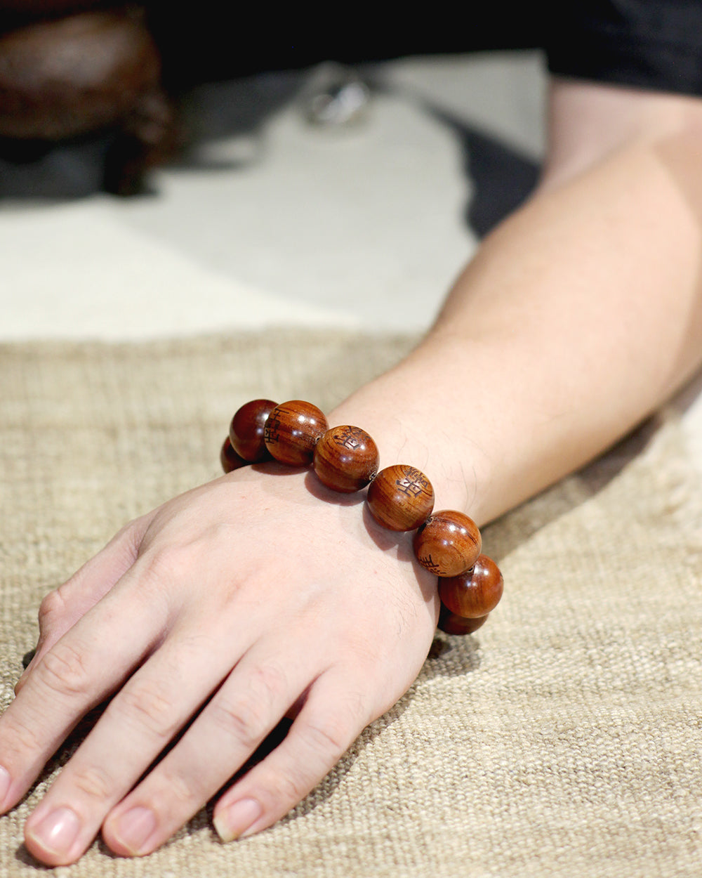 This bracelet is crafted from specially selected natural thunderstruck wood of exceptionally strong energy. Upon the surface of the beads are not ordinary talismanic script, but rather the 'Mihui' (Secret Celestial Names), personally hand-drawn by a High Priest of Longhu Mountain. 'Mihui' are the core cosmic passwords and secret designations of the deities in the celestial realm. They are the most direct path to communicating with the power of a specific divinity. Each Secret Name corresponds to a single de