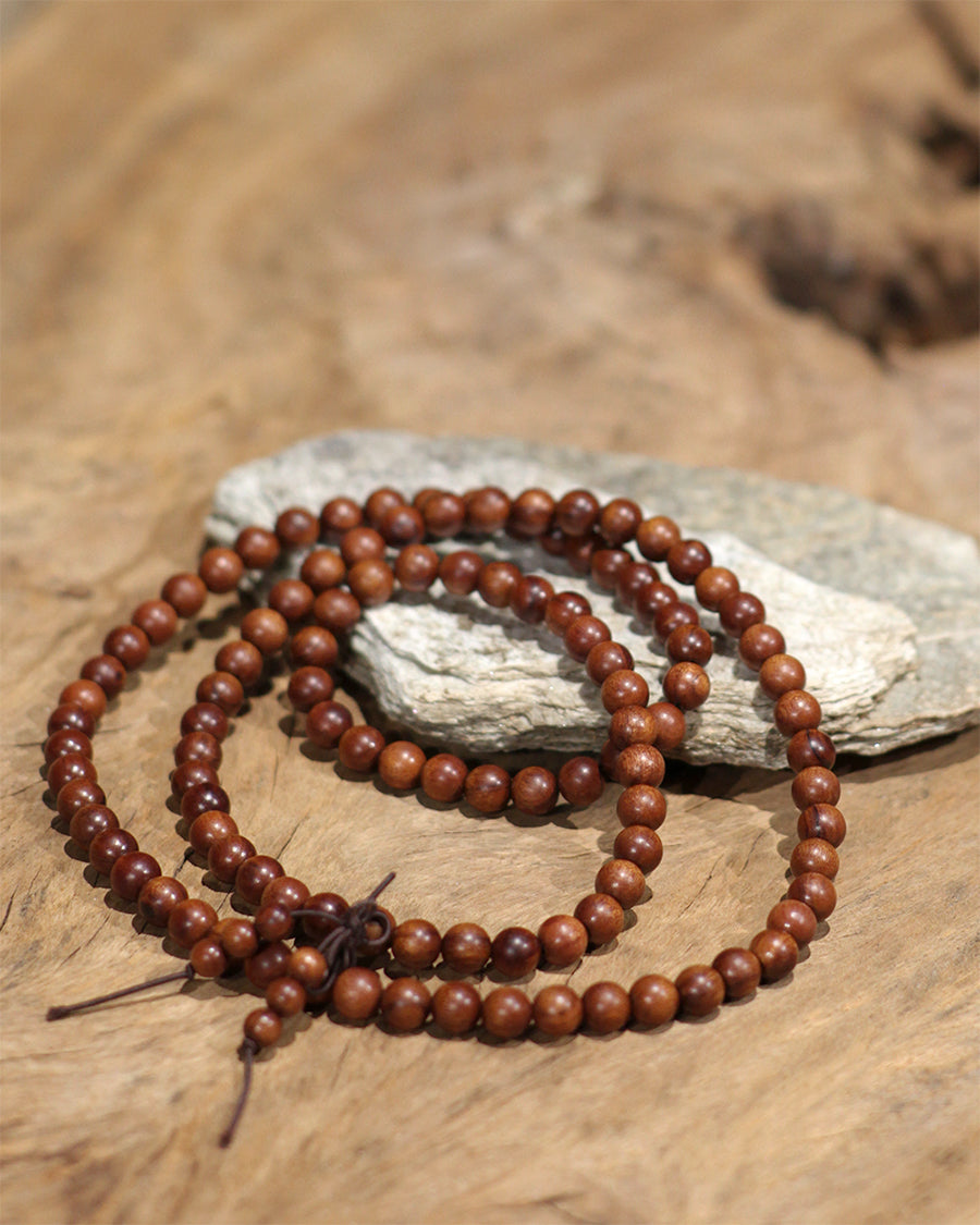 This long strand is composed of 108 thunderstruck wood beads, each one tempered by the power of natural lightning. It is created without any concrete symbols or writing, returning to the most authentic and primordial state of energy. To be wordless is to embody 'emptiness' (Śūnyatā), and thus, it can infinitely carry and resonate with your every state of mind and intention in the present moment.