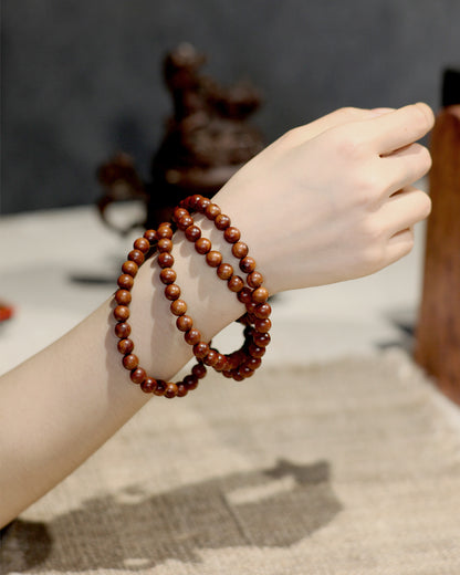 This long strand is composed of 108 thunderstruck wood beads, each one tempered by the power of natural lightning. It is created without any concrete symbols or writing, returning to the most authentic and primordial state of energy. To be wordless is to embody 'emptiness' (Śūnyatā), and thus, it can infinitely carry and resonate with your every state of mind and intention in the present moment.