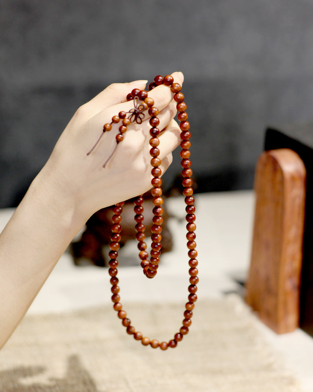 This long strand is composed of 108 thunderstruck wood beads, each one tempered by the power of natural lightning. It is created without any concrete symbols or writing, returning to the most authentic and primordial state of energy. To be wordless is to embody 'emptiness' (Śūnyatā), and thus, it can infinitely carry and resonate with your every state of mind and intention in the present moment.