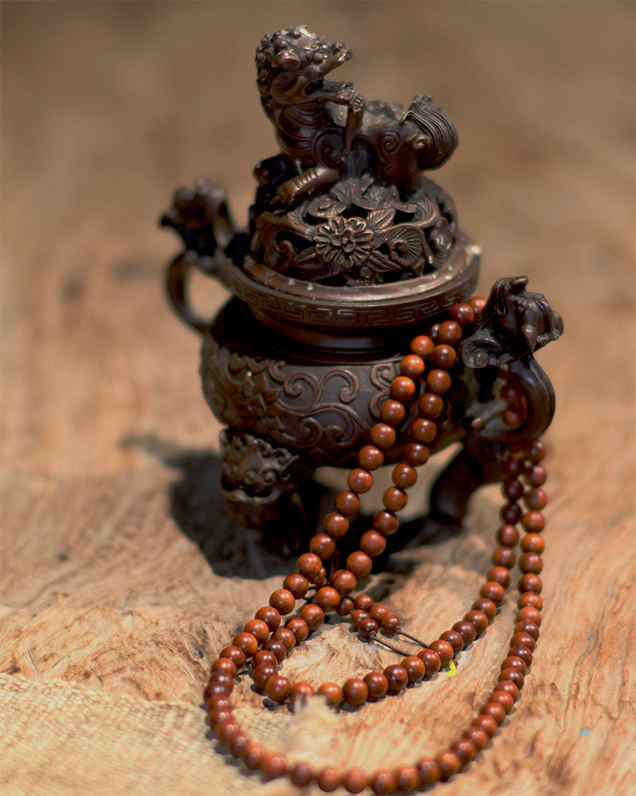 This long strand is composed of 108 thunderstruck wood beads, each one tempered by the power of natural lightning. It is created without any concrete symbols or writing, returning to the most authentic and primordial state of energy. To be wordless is to embody 'emptiness' (Śūnyatā), and thus, it can infinitely carry and resonate with your every state of mind and intention in the present moment.