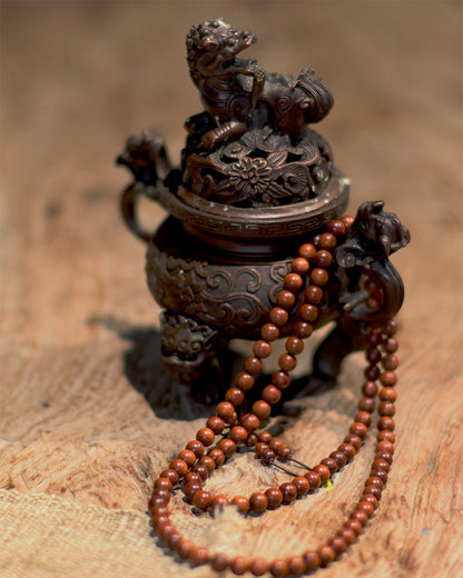 This long strand is composed of 108 thunderstruck wood beads, each one tempered by the power of natural lightning. It is created without any concrete symbols or writing, returning to the most authentic and primordial state of energy. To be wordless is to embody 'emptiness' (Śūnyatā), and thus, it can infinitely carry and resonate with your every state of mind and intention in the present moment.