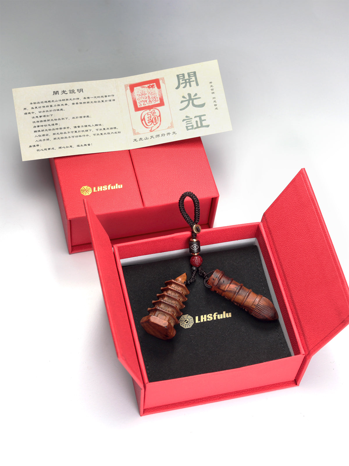 From the Zhengyi lineage of Longhu Mountain, inheriting a thousand-year spiritual tradition, we now condense the dual fortunes of Heaven and Earth—the wisdom of Wenchang and the wealth of the God of Fortune—into this 'Dual-Luck Key'.