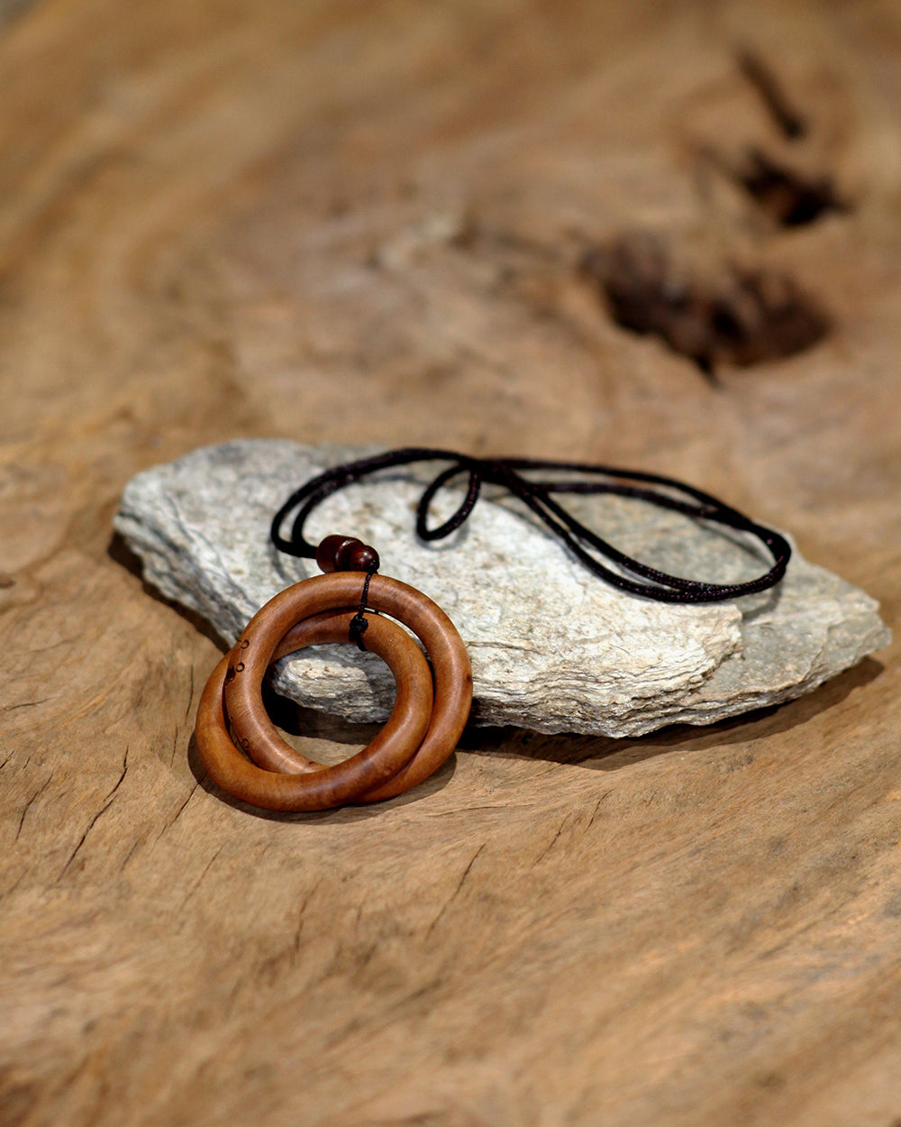 This pendant is imbued with the blessings of the orthodox Taoist rites of Longhu Mountain. As a Taoist ritual implement, it can be used to commune with the divine, aid in spiritual cultivation, protect the body, and repel evil. It is designed to build a dynamically balanced energy barrier (Jiejie) for the wearer. It facilitates communion with the divine during meditation and offers protection when visiting mountains or places with heavy yin/negative energy.