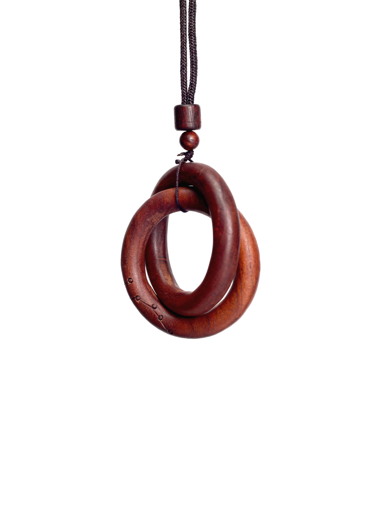 This pendant is imbued with the blessings of the orthodox Taoist rites of Longhu Mountain. As a Taoist ritual implement, it can be used to commune with the divine, aid in spiritual cultivation, protect the body, and repel evil. It is designed to build a dynamically balanced energy barrier (Jiejie) for the wearer. It facilitates communion with the divine during meditation and offers protection when visiting mountains or places with heavy yin/negative energy.