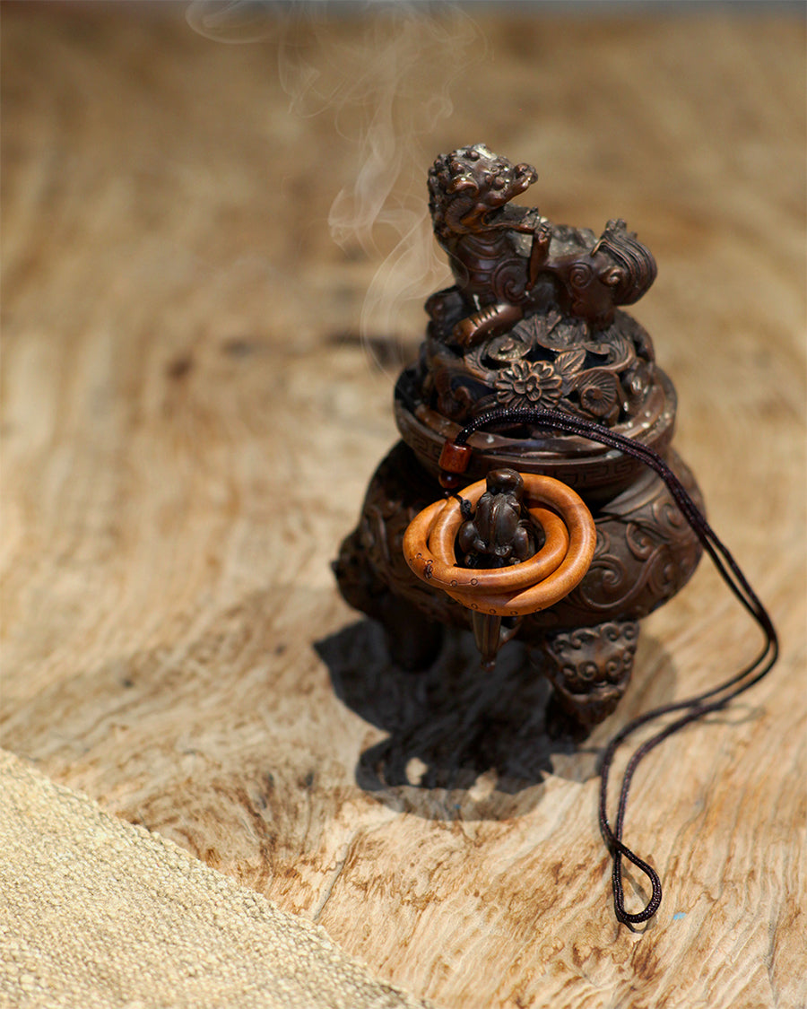 This pendant is imbued with the blessings of the orthodox Taoist rites of Longhu Mountain. As a Taoist ritual implement, it can be used to commune with the divine, aid in spiritual cultivation, protect the body, and repel evil. It is designed to build a dynamically balanced energy barrier (Jiejie) for the wearer. It facilitates communion with the divine during meditation and offers protection when visiting mountains or places with heavy yin/negative energy.