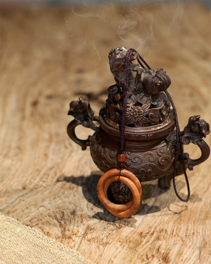 This pendant is imbued with the blessings of the orthodox Taoist rites of Longhu Mountain. As a Taoist ritual implement, it can be used to commune with the divine, aid in spiritual cultivation, protect the body, and repel evil. It is designed to build a dynamically balanced energy barrier (Jiejie) for the wearer. It facilitates communion with the divine during meditation and offers protection when visiting mountains or places with heavy yin/negative energy.