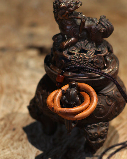 This pendant is imbued with the blessings of the orthodox Taoist rites of Longhu Mountain. As a Taoist ritual implement, it can be used to commune with the divine, aid in spiritual cultivation, protect the body, and repel evil. It is designed to build a dynamically balanced energy barrier (Jiejie) for the wearer. It facilitates communion with the divine during meditation and offers protection when visiting mountains or places with heavy yin/negative energy.