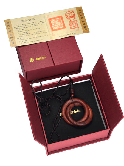 This pendant is imbued with the blessings of the orthodox Taoist rites of Longhu Mountain. As a Taoist ritual implement, it can be used to commune with the divine, aid in spiritual cultivation, protect the body, and repel evil. It is designed to build a dynamically balanced energy barrier (Jiejie) for the wearer. It facilitates communion with the divine during meditation and offers protection when visiting mountains or places with heavy yin/negative energy.