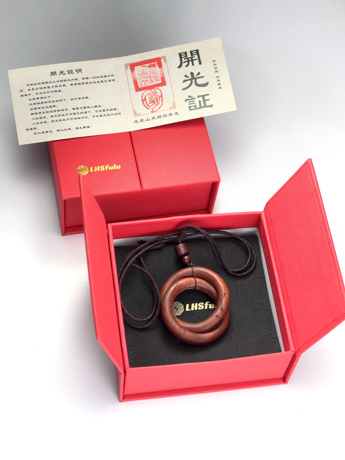 This pendant is imbued with the blessings of the orthodox Taoist rites of Longhu Mountain. As a Taoist ritual implement, it can be used to commune with the divine, aid in spiritual cultivation, protect the body, and repel evil. It is designed to build a dynamically balanced energy barrier (Jiejie) for the wearer. It facilitates communion with the divine during meditation and offers protection when visiting mountains or places with heavy yin/negative energy.