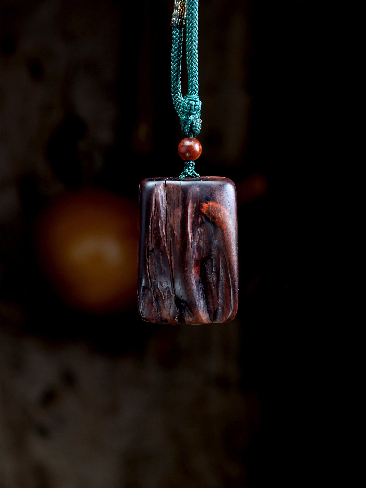 This piece is crafted from purely wild jujube wood, over 600 years old, sourced from the deep wilds of the Zhongnan Mountains. The wood is dense and solid, with an aura of ancient simplicity. What it carries is no ordinary mark from a lightning strike, but a "Lightning Scar"—the very channel through which the thunderbolt pierced the heart of the wood. This scar concentrates the formidable power of the thunder, radiating an abundant and potent energy.