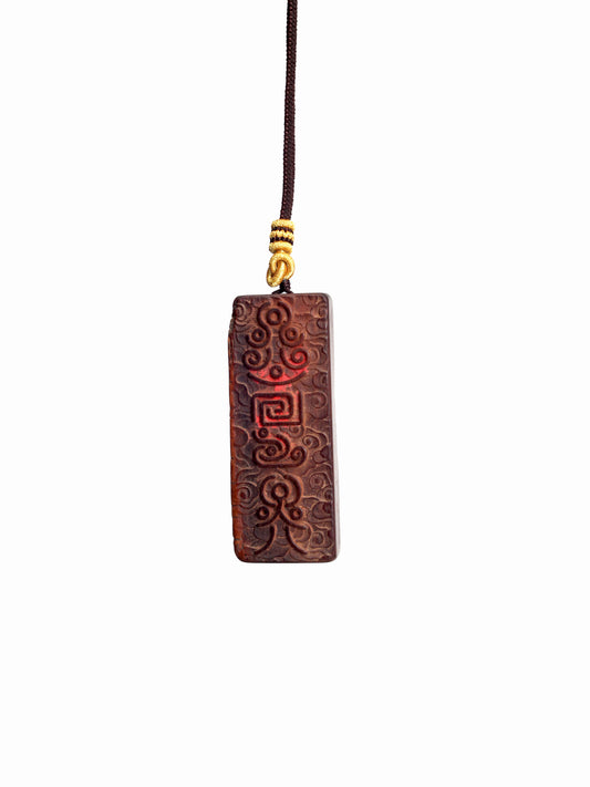 This amulet is carved from a select piece of the wood's core that features lightning char, lightning scars, and lightning crystals. The lightning crystals are natural crystallized formations created at the moment of the lightning strike. Coexisting with the scars and charring, these three features concentrate the different layers of the thunder's power, resulting in an energy that is both pure and profound.