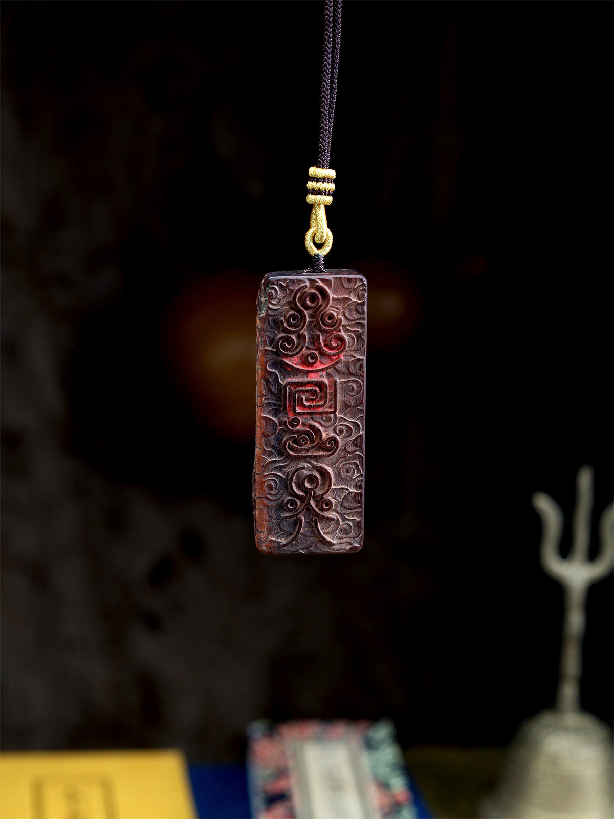 This amulet is carved from a select piece of the wood's core that features lightning char, lightning scars, and lightning crystals. The lightning crystals are natural crystallized formations created at the moment of the lightning strike. Coexisting with the scars and charring, these three features concentrate the different layers of the thunder's power, resulting in an energy that is both pure and profound.
