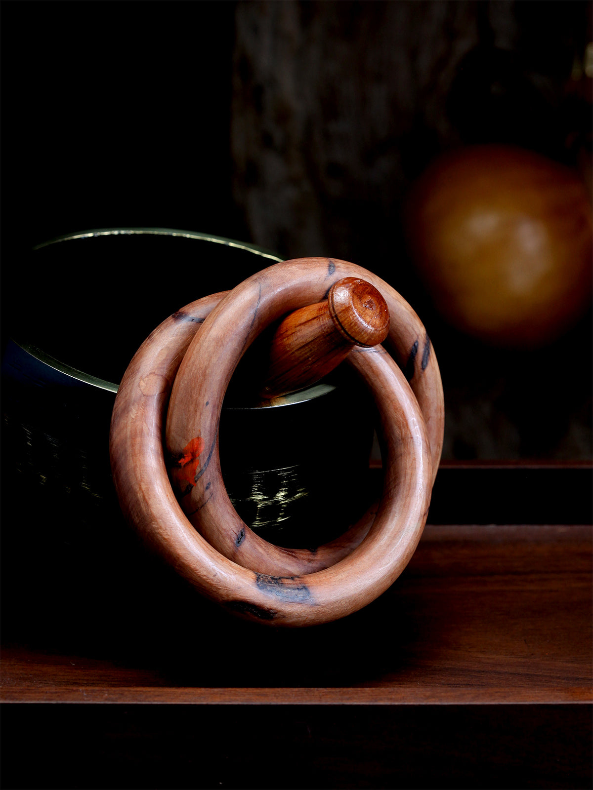 The material of this Heaven and Earth Circle has been tempered by celestial thunder. The lightning scars are the tracks of its energy, and the lightning char is the core of the thunder's power. The coexistence of both imbues this ritual implement with a natural, awe-inspiring force of the ultimate yang. 