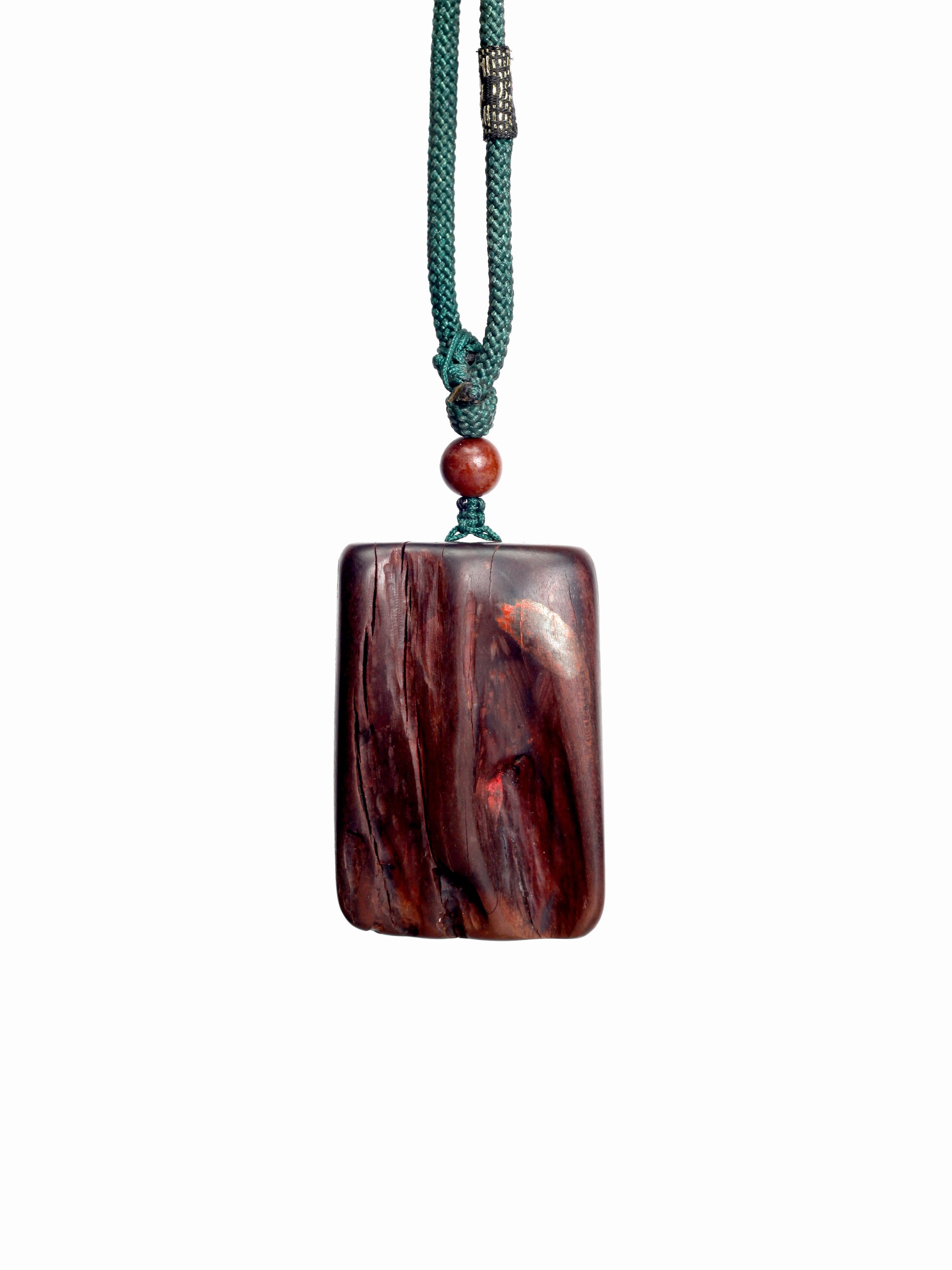 This piece is crafted from purely wild jujube wood, over 600 years old, sourced from the deep wilds of the Zhongnan Mountains. The wood is dense and solid, with an aura of ancient simplicity. What it carries is no ordinary mark from a lightning strike, but a "Lightning Scar"—the very channel through which the thunderbolt pierced the heart of the wood. This scar concentrates the formidable power of the thunder, radiating an abundant and potent energy.